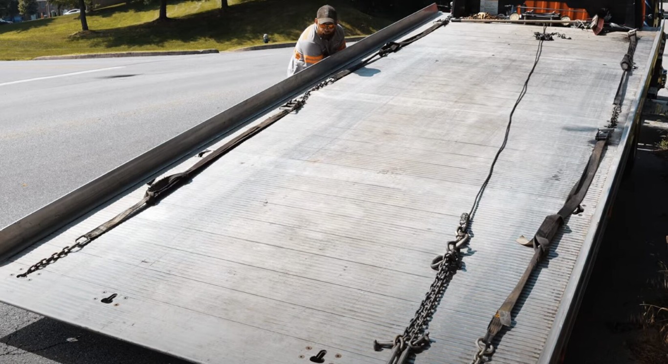 Professional tow truck providing emergency towing services in Doral, FL